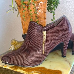 BELLINI Brown booties, textured, 3.5” heel, gold zipper & tiny wingtip. Sz 8 EUC
